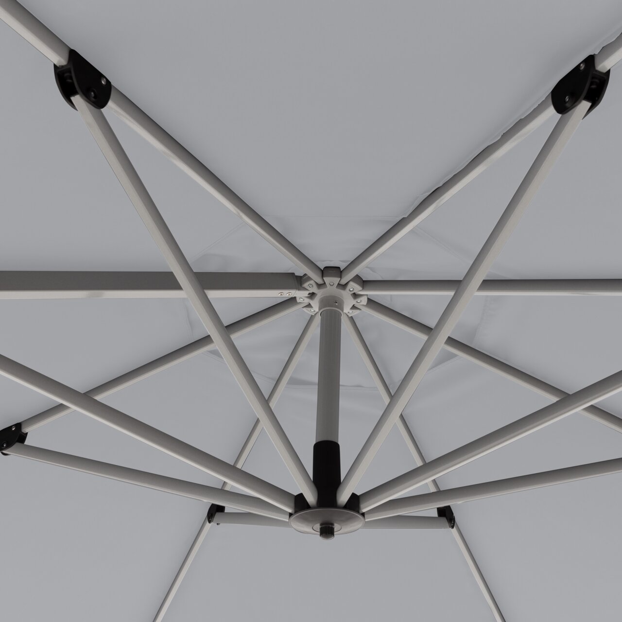 Onderaanzicht van een pendelparaplu met stevige metalen baleinen en een grijze stoffen bekleding.