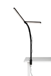 LED-Klemmleuchte in seitlicher Perspektive, befestigt an einem Tisch, mit flexiblem Arm und schlankem Design