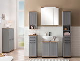 Graues Highboard im modernen Badezimmer, frontal fotografiert, mit vertikalen Paneelen und schwarzen Griffen.