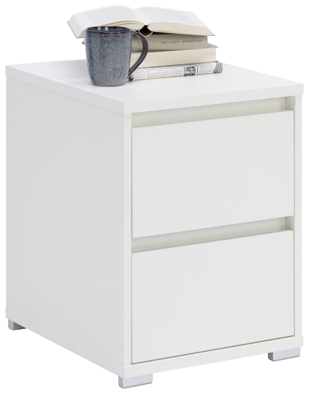 Weiße Nachtkommode mit zwei Schubladen, darauf eine Tasse und ein aufgeschlagenes Buch, seitliche Perspektive