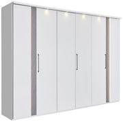 Sechstüriger Drehtürenschrank in Weiß mit modernen Griffen und dekorativen Akzenten, seitliche Perspektive