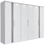 Sechstüriger Drehtürenschrank in Weiß mit modernen Griffen und dekorativen Akzenten, seitliche Perspektive