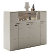 Moderne Highboard-Kommode in Hellgrau mit mittigem Holz-Akzent und beleuchtetem Glas-/Vitrinenfach, Frontansicht leicht von links (Dreiviertelperspektive)