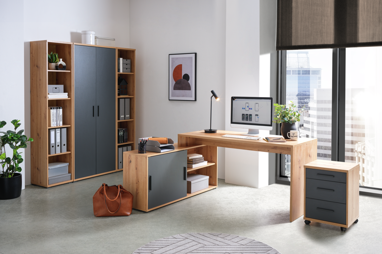 Moderne Bürokombination mit Holz- und Grautönen, bestehend aus einem Schreibtisch, einem Rollcontainer und einem hohen Schrank, seitliche Perspektive.