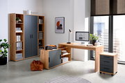 Moderne Bürokombination mit Holz- und Grautönen, bestehend aus einem Schreibtisch, einem Rollcontainer und einem hohen Schrank, seitliche Perspektive.