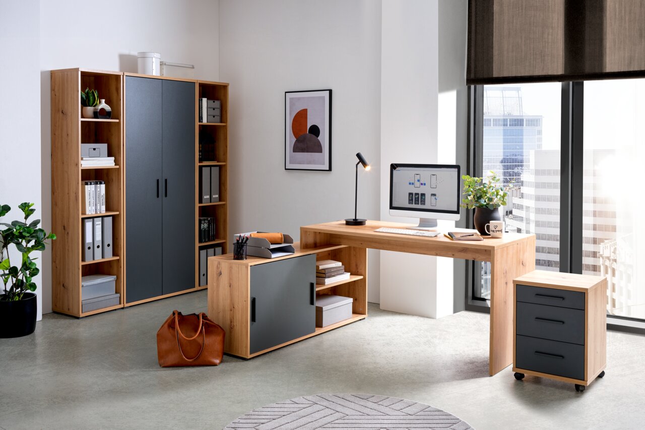 Cantus Rollcontainer JORIS Moderne Bürokombination mit Holz- und Grautönen, bestehend aus einem Schreibtisch, einem Rollcontainer und einem hohen Schrank, seitliche Perspektive.