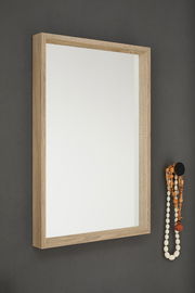 Rechteckiger Spiegel mit Holzrahmen, an einer grauen Wand montiert, seitliche Perspektive