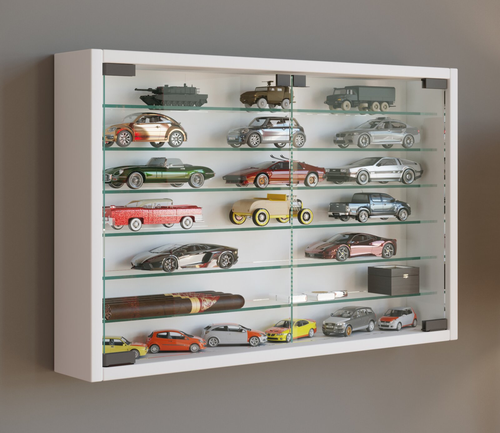 Weißer Wandvitrinenschrank mit Glasfront und mehreren Glasböden, bestückt mit Modellautos und Sammlerstücken; Ansicht schräg von vorn links