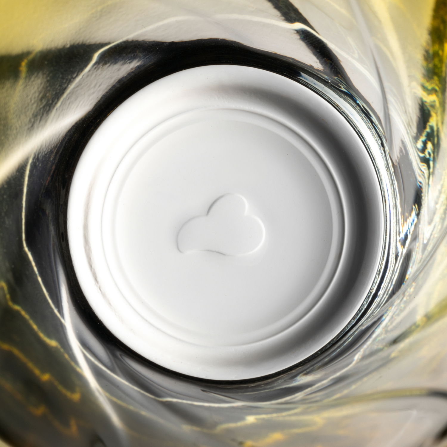 Blick von oben in ein gelbes Trinkglas Twist mit spiralförmigem Design.