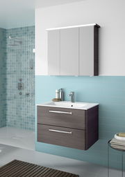 Moderne Badezimmermöbel mit Waschbecken und Spiegelschrank, seitliche Perspektive