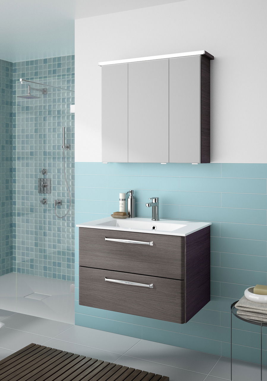 Moderne Badezimmermöbel mit Waschbecken und Spiegelschrank, seitliche Perspektive