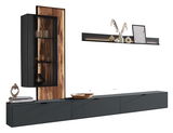 Moderne Wandkombination mit dunklen Schränken, Holzrückwand und dekorativem Regal, seitliche Perspektive