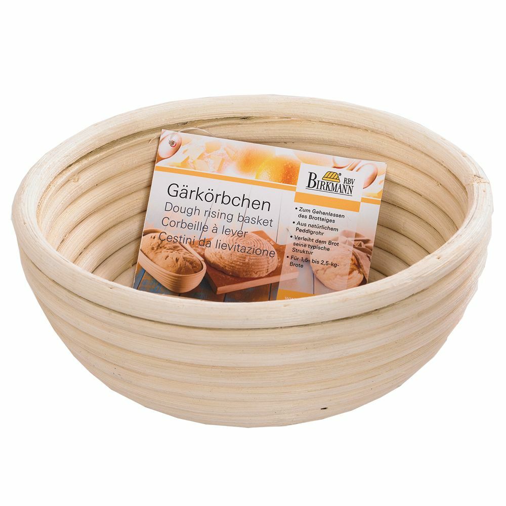 Rundes, kleines Gärkörbchen aus natürlichem Peddigrohr, seitliche Perspektive, ideal zum Gehenlassen von Brotteig.