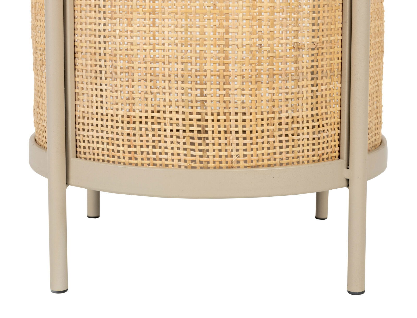 Nahaufnahme eines Beistelltisches mit geflochtenem Rattangeflecht und Metallrahmen, seitliche Perspektive