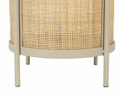 Nahaufnahme eines Beistelltisches mit geflochtenem Rattangeflecht und Metallrahmen, seitliche Perspektive