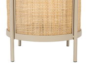 Nahaufnahme eines Beistelltisches mit geflochtenem Rattangeflecht und Metallrahmen, seitliche Perspektive