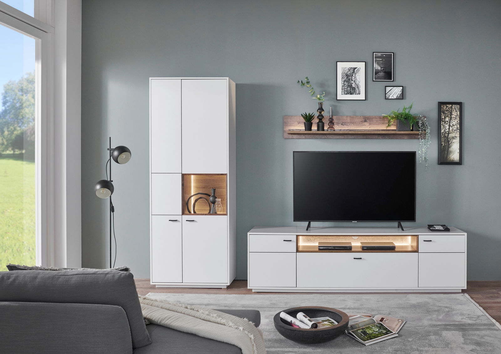 Zurbrüggen Wandkombination CORUNA Moderne Wandkombination in Weiß mit TV-Schrank, Vitrine und Wandregal, frontal betrachtet.