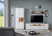 Moderne wandcombinatie in wit met tv-kast, vitrinekast en wandplank, gezien vanaf de voorkant.