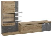 Wohnwand Voglauer V-ROCK in Holzoptik mit grauen Akzenten, bestehend aus einem hohen Schrank mit Glaselementen und Regalen sowie einem langen Sideboard. Perspektive: Frontalansicht.