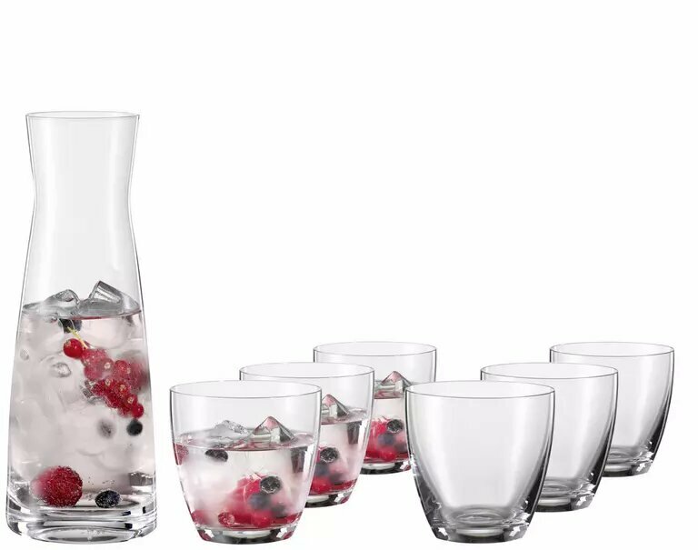 Set aus einer Karaffe und sechs Gläsern, gefüllt mit Wasser, Eiswürfeln und Beeren, seitliche Perspektive