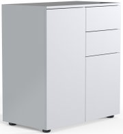 Modernes weißes Sideboard mit einer Tür links und drei Schubladen rechts, auf schwarzen Füßen, aus schräger Vorderansicht von links freigestellt