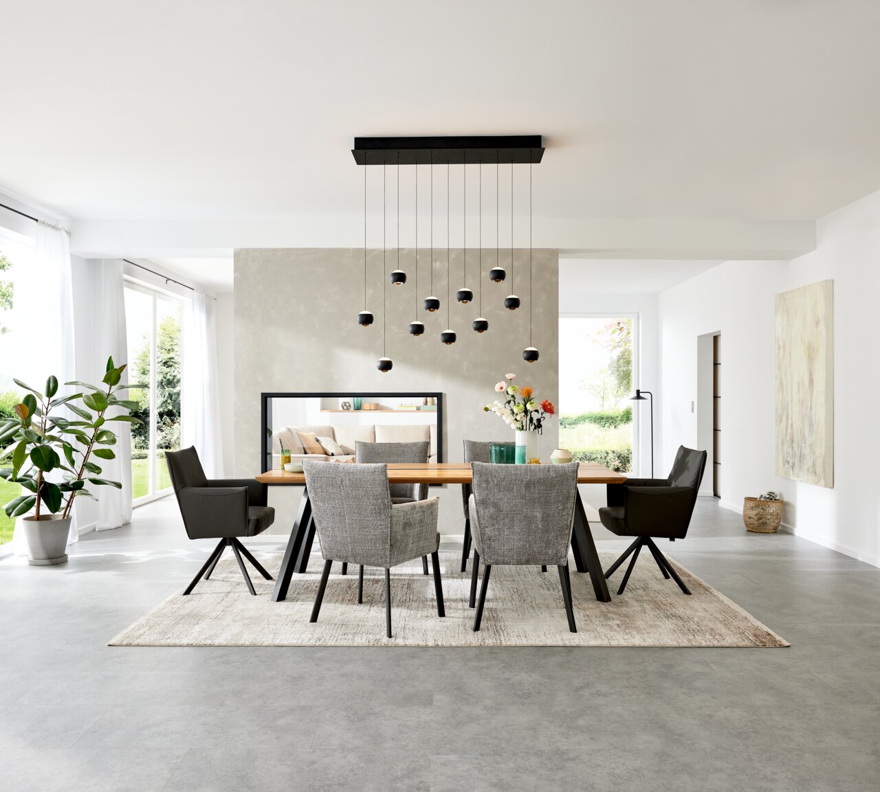 Moderner Esstisch 240x100cm in einem stilvollen Esszimmer, frontal betrachtet, mit eleganten Stühlen und einer hängenden Lampe.