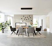 Moderner Esstisch 240x100cm in einem stilvollen Esszimmer, frontal betrachtet, mit eleganten Stühlen und einer hängenden Lampe.