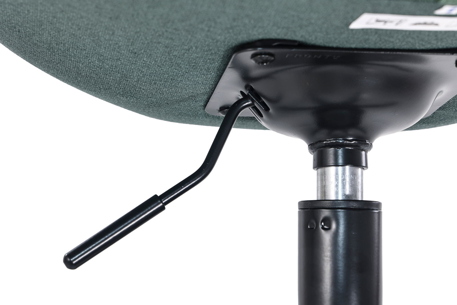 Nahaufnahme der Unterseite eines Home Office Drehstuhls mit Hebel zur Höhenverstellung.