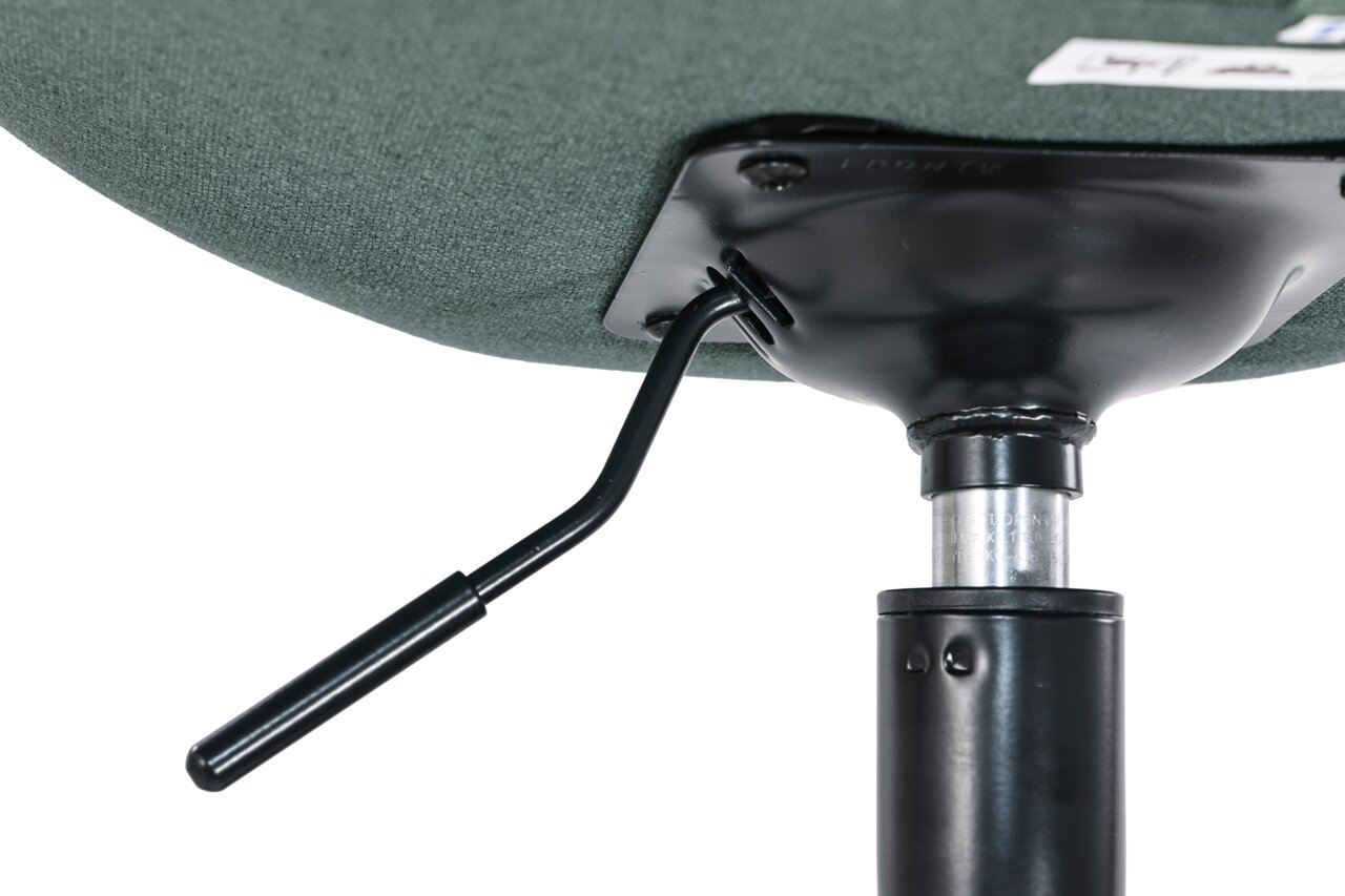 Nahaufnahme der Unterseite eines Home Office Drehstuhls mit Hebel zur Höhenverstellung.