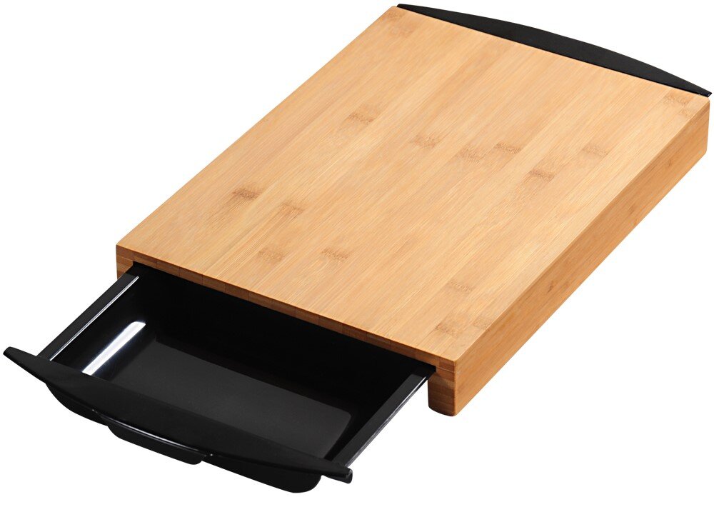 Houten snijplank met twee zwarte opvangbakjes, in perspectief van bovenaf en lichtjes van opzij gezien.