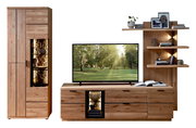 Wohnwand aus massiver Eiche mit Vitrine links, TV-Lowboard mit Schubladen und beleuchtetem Mittelteil sowie Regal rechts, frontal auf weißem Hintergrund