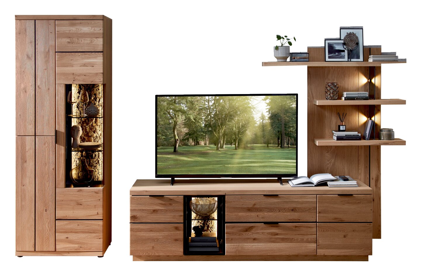 Cantus Wandkombination DONNA Wohnwand aus massiver Eiche mit Vitrine links, TV-Lowboard mit Schubladen und beleuchtetem Mittelteil sowie Regal rechts, frontal auf weißem Hintergrund
