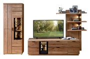 Wohnwand aus massiver Eiche mit Vitrine links, TV-Lowboard mit Schubladen und beleuchtetem Mittelteil sowie Regal rechts, frontal auf weißem Hintergrund