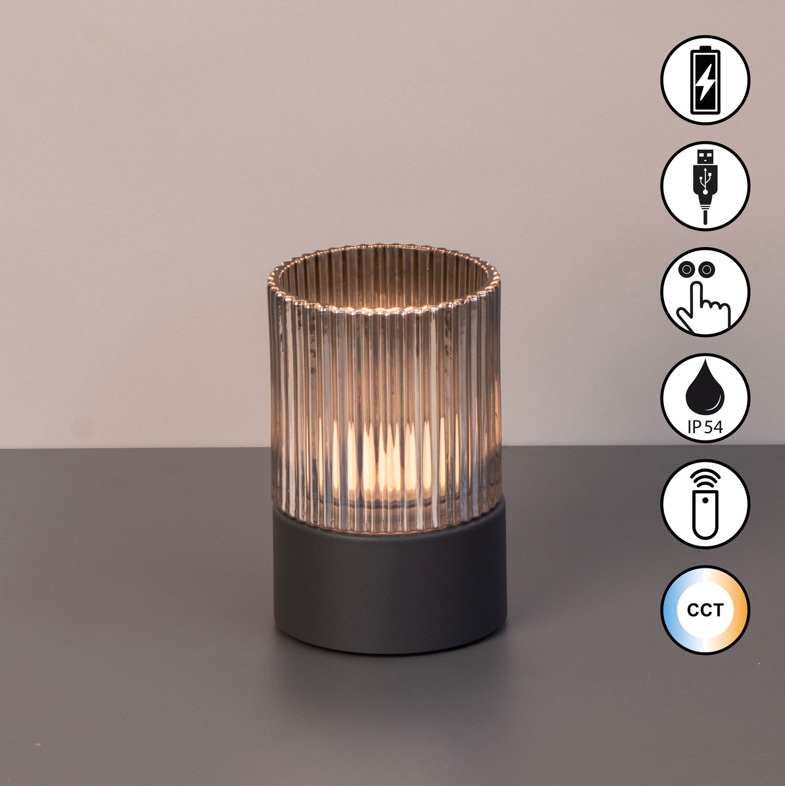 Akku-Windlicht mit geriffeltem Glaszylinder und dunklem Sockel, frontal betrachtet, mit Symbolen für USB-Ladung, Touch-Bedienung, IP54-Schutz, Fernbedienung und CCT-Farbtemperatur.