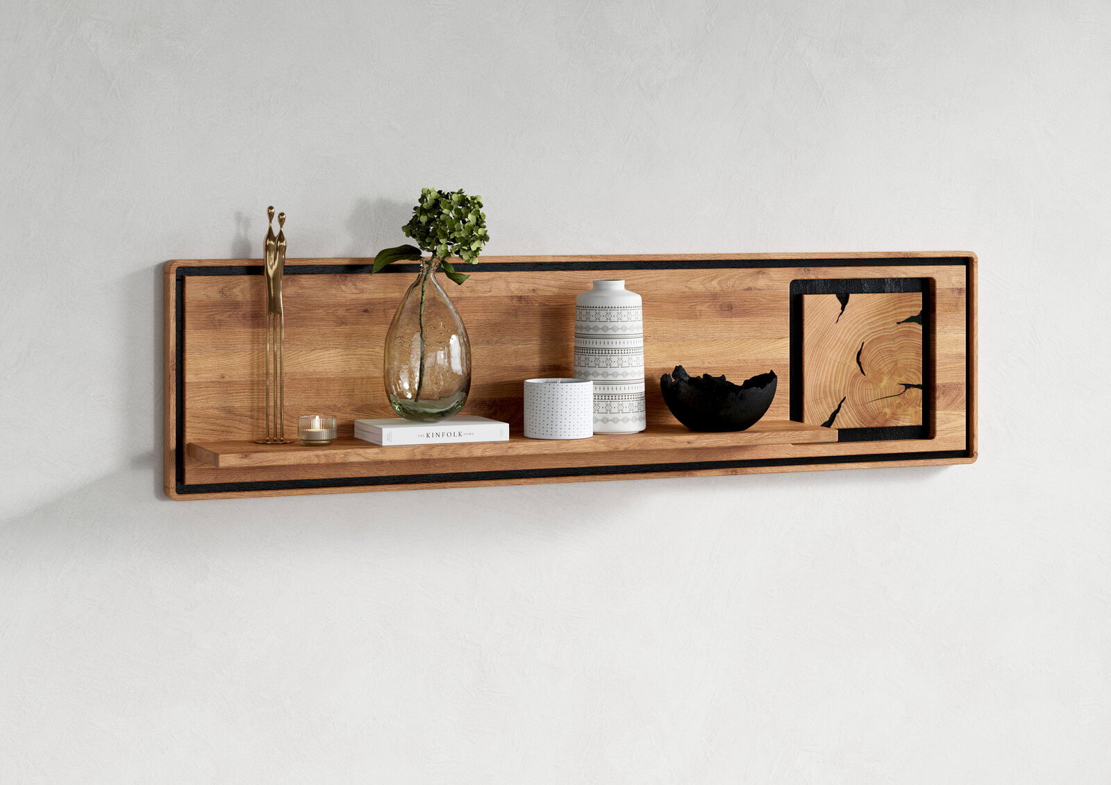 Modernes, rechteckiges Wandregal aus Holz mit schwarzem Rahmen, dekoriert mit Vase, Kerzenhalter, Buch und Schalen, frontal aus Augenhöhe an einer hellen Wand fotografiert.