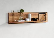 Modernes, rechteckiges Wandregal aus Holz mit schwarzem Rahmen, dekoriert mit Vase, Kerzenhalter, Buch und Schalen, frontal aus Augenhöhe an einer hellen Wand fotografiert.