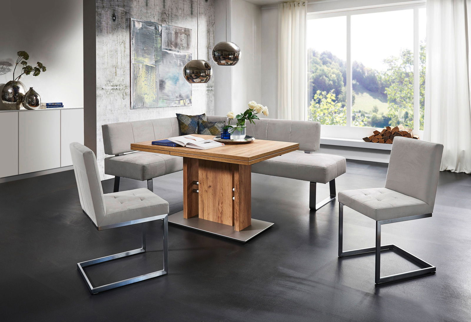 Moderano Freischwinger-Stuhl LUPO II Moderne Essgruppe mit Eckbank und Freischwinger-Stühlen in einem hellen Raum mit großem Fenster, seitliche Perspektive.