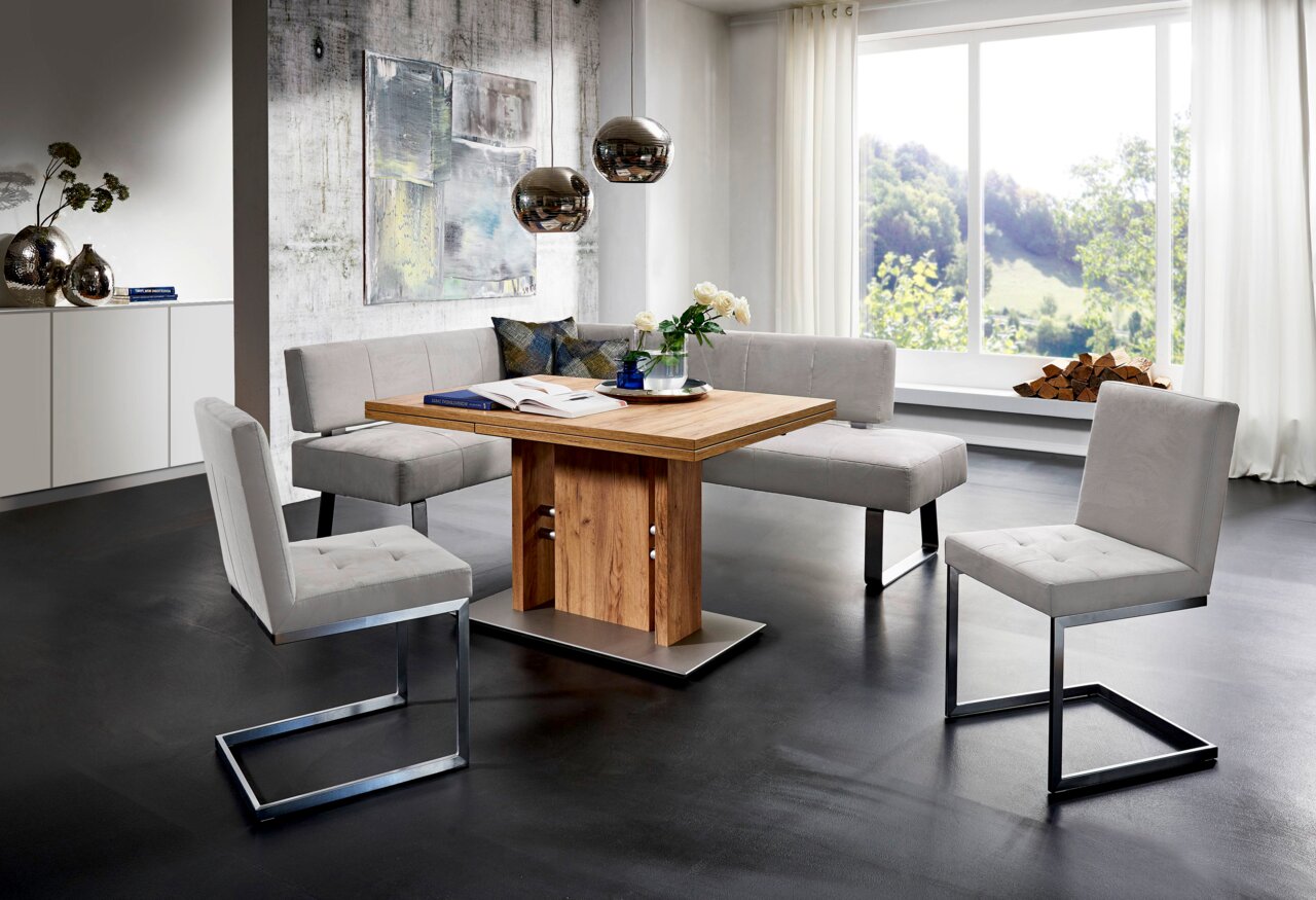 Moderano Eckbank LUPO II Moderne Essgruppe mit Eckbank und Freischwinger-Stühlen in einem hellen Raum mit großem Fenster, seitliche Perspektive.