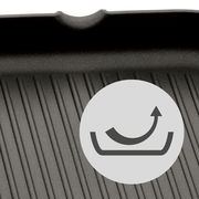 Nahaufnahme einer gerippten Grillpfanne aus Aluguss mit Antihaftbeschichtung, von oben betrachtet.