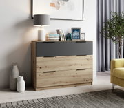 Moderne houten ladekast met drie lades, bovenste lade in donkergrijs, versierd met een lamp, boeken en foto’s, zijaanzicht