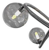 Moderne Tischleuchte Nancy mit zwei rauchgrauen Glaskugeln und geschwungenem Metallgestell, seitliche Perspektive