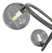 Moderne Tischleuchte Nancy mit zwei rauchgrauen Glaskugeln und geschwungenem Metallgestell, seitliche Perspektive