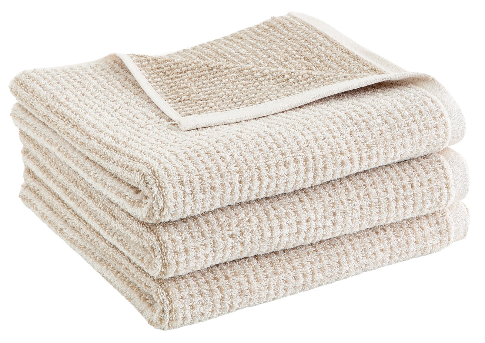 Close-up van een stapel beige handdoeken, driemaal gevouwen, met een gestructureerd oppervlak.