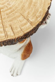 Beistelltisch mit einer Tischplatte aus Holz in Form eines Baumstamms, getragen von einer Hundeskulptur. Perspektive von oben.