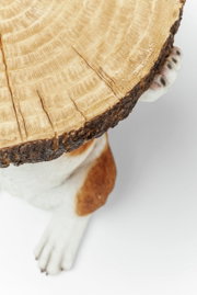 Beistelltisch mit einer Tischplatte aus Holz in Form eines Baumstamms, getragen von einer Hundeskulptur. Perspektive von oben.