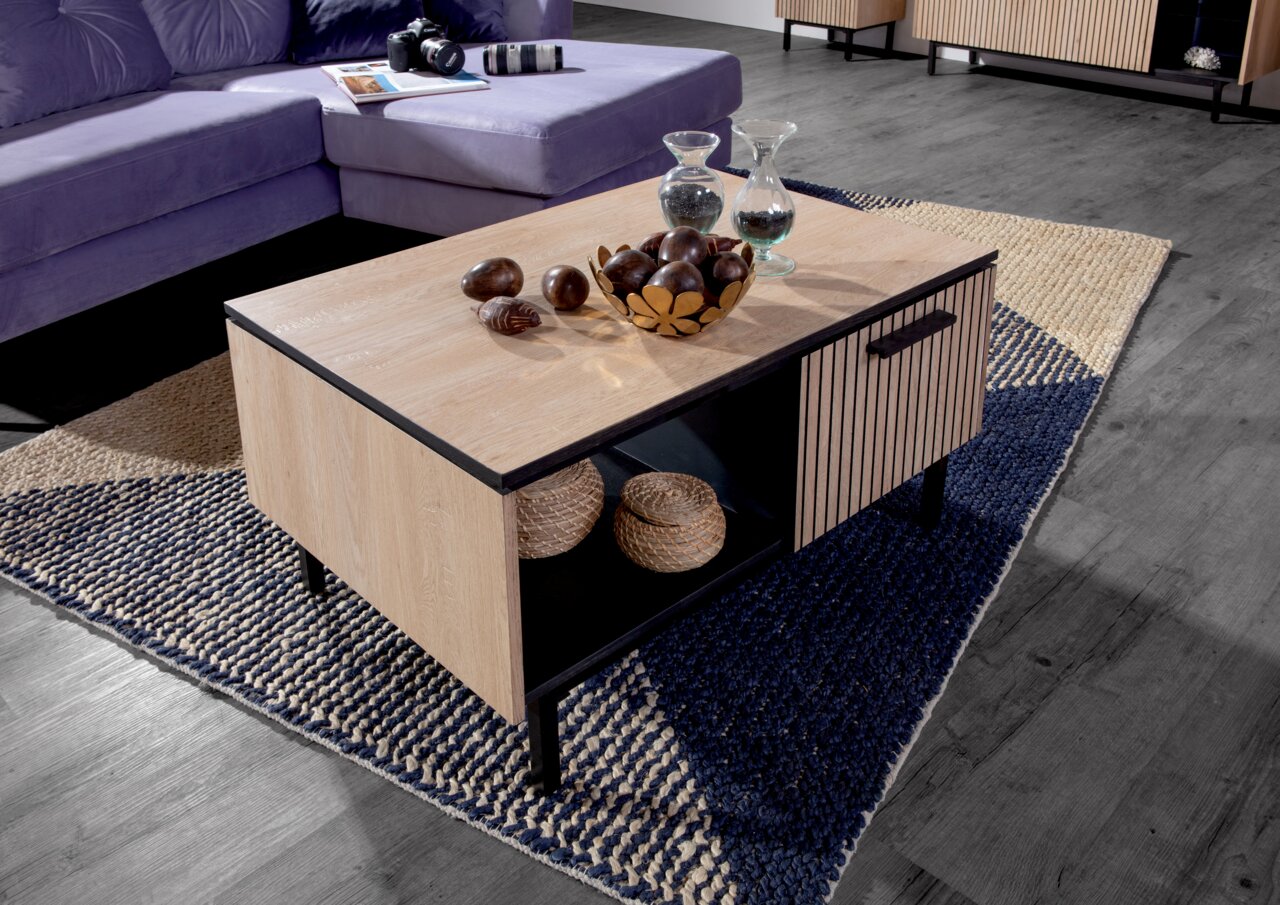 Z2 Salontafel PANAMA Moderne houten salontafel met een zwart metalen frame, versierd met vazen en schalen, in een gezellige woonkamer. Aanzicht van schuin bovenaf.