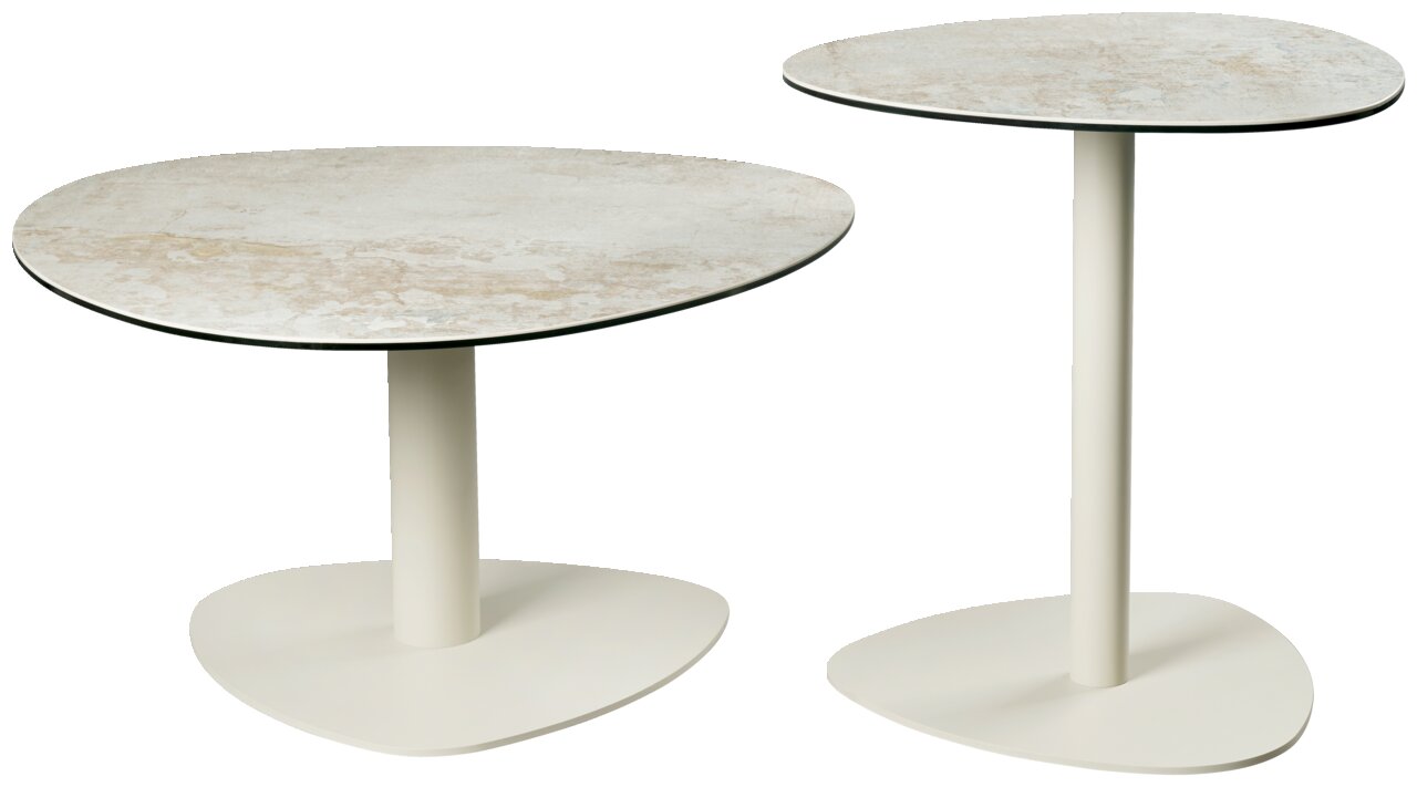 Zwei moderne Couchtische mit runden, marmorierten Tischplatten und weißen, dreieckigen Sockeln, aus seitlicher Perspektive fotografiert.