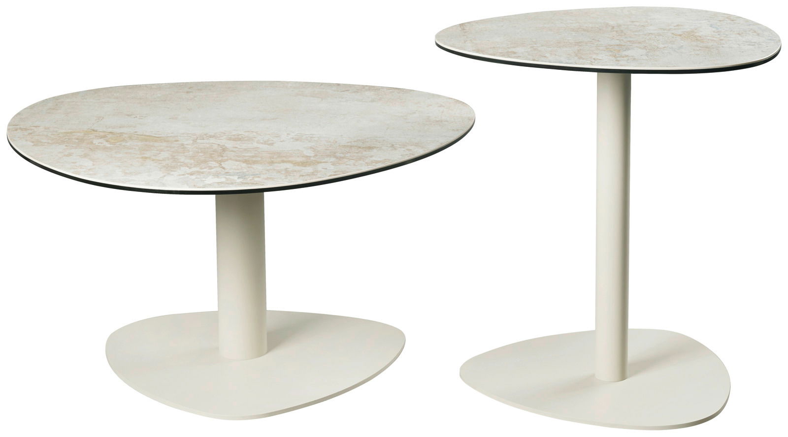 Zwei moderne Couchtische mit runden, marmorierten Tischplatten und weißen, dreieckigen Sockeln, aus seitlicher Perspektive fotografiert.