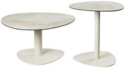 Zwei moderne Couchtische mit runden, marmorierten Tischplatten und weißen, dreieckigen Sockeln, aus seitlicher Perspektive fotografiert.