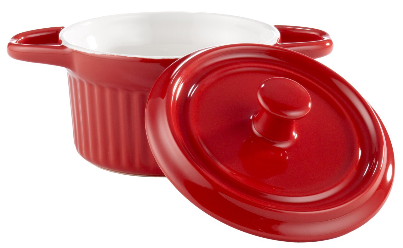 Rode cocotte met afgezet deksel, zijaanzicht